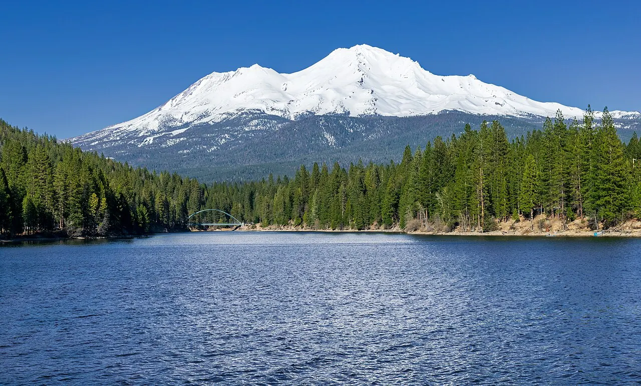 Mount Shasta – Mount Shasta, California: Mount Shasta, Lake Siskiyou, SW view