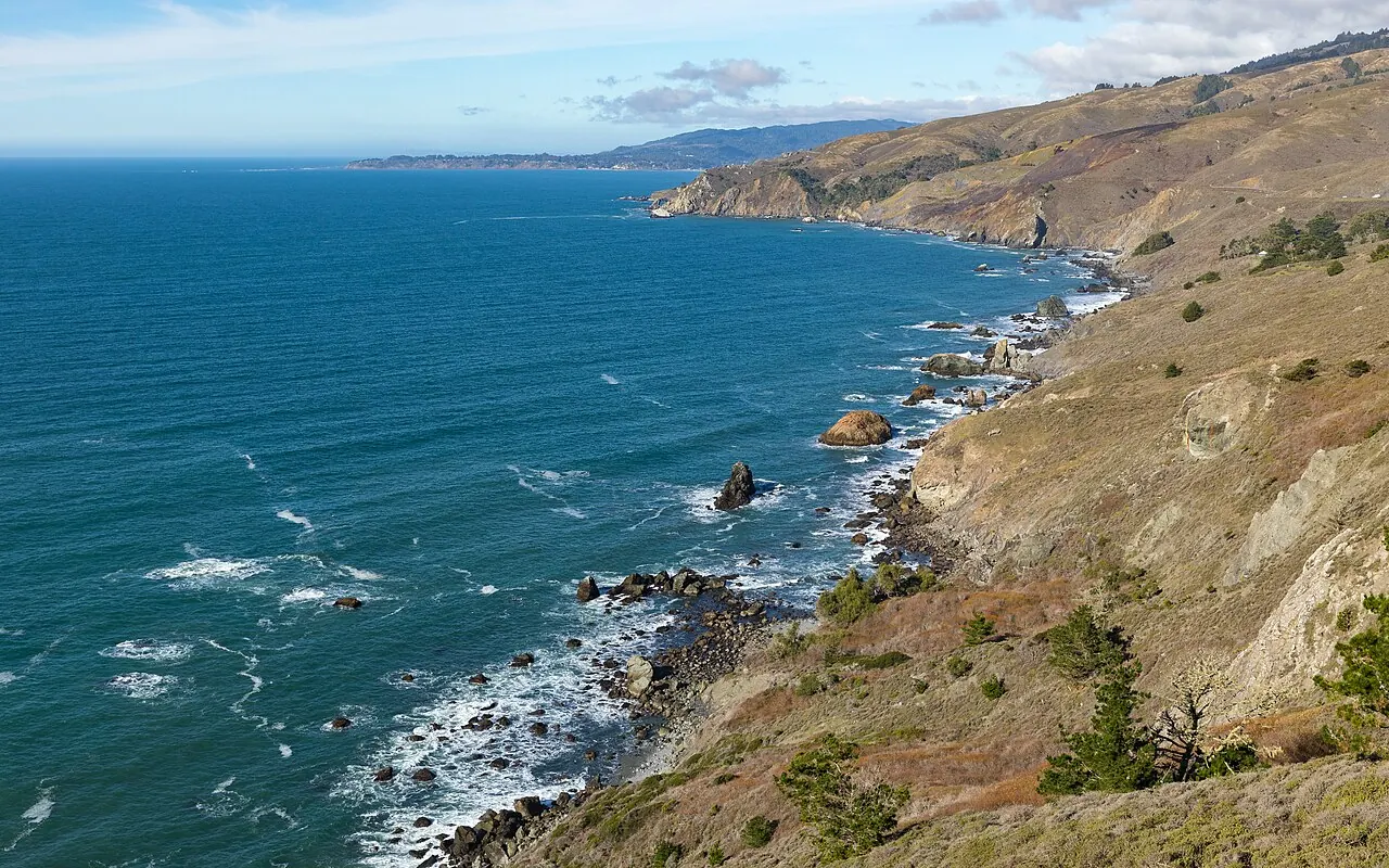 Muir Beach – Muir Beach, California: Pacific coastline as seen from Muir Beach Overlook in