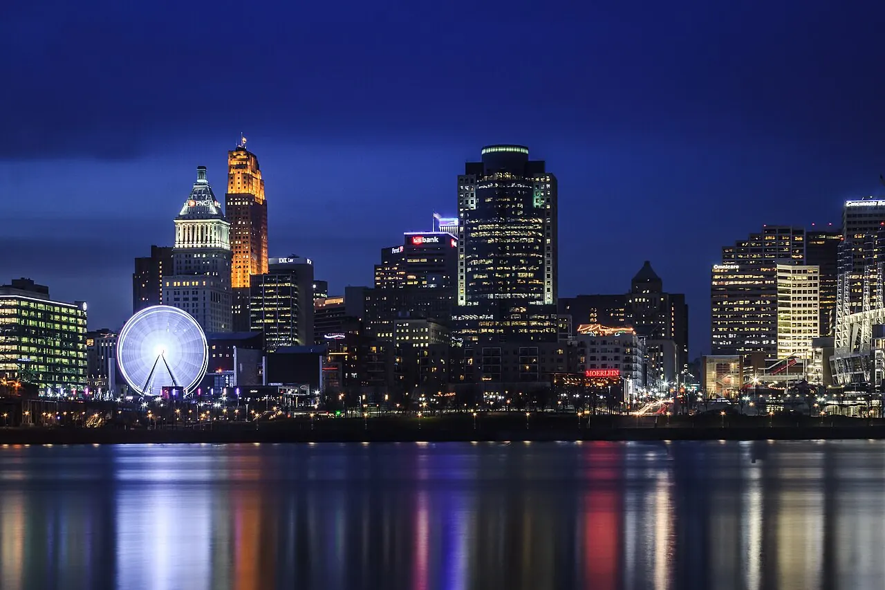 Covington – Covington, Kentucky: Cincinnati night skyline from Covington