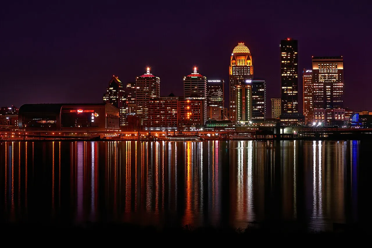 Louisville – Louisville, Kentucky: Louisville, Kentucky skyline at night