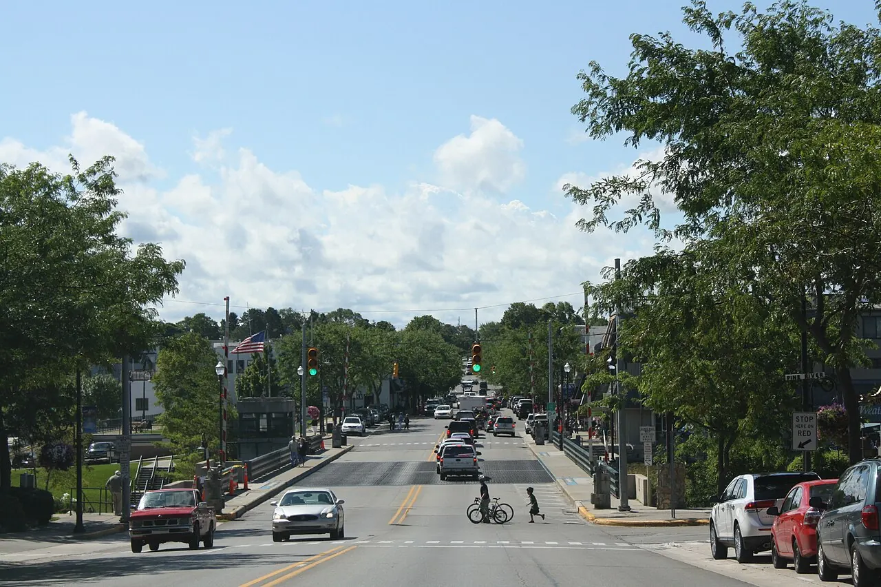 Charlevoix – Charlevoix, Michigan: Charlevoix Michigan Downtown Panorama US31