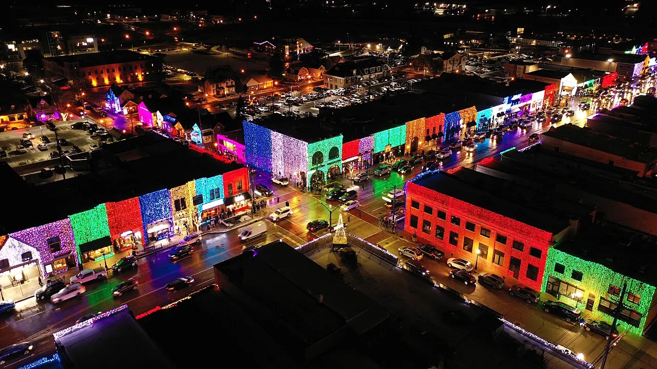 Rochester – Rochester, Michigan: Downtown Rochester, Michigan (Christmas)