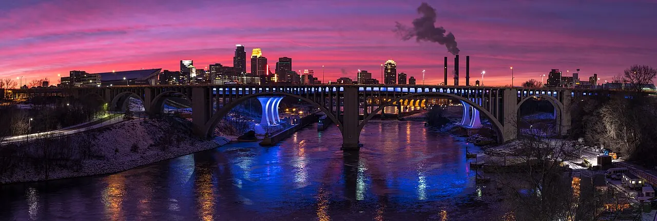 Minneapolis – Minneapolis, Minnesota: Sunset over the Minneapolis skyline.