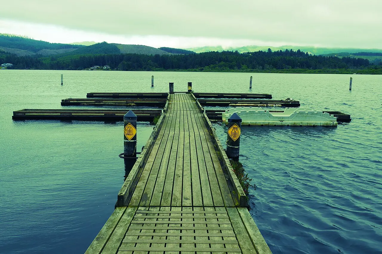 Lincoln City – Lincoln City, Oregon: Boat dock on Devil's Lake in Lincoln City, Oregon