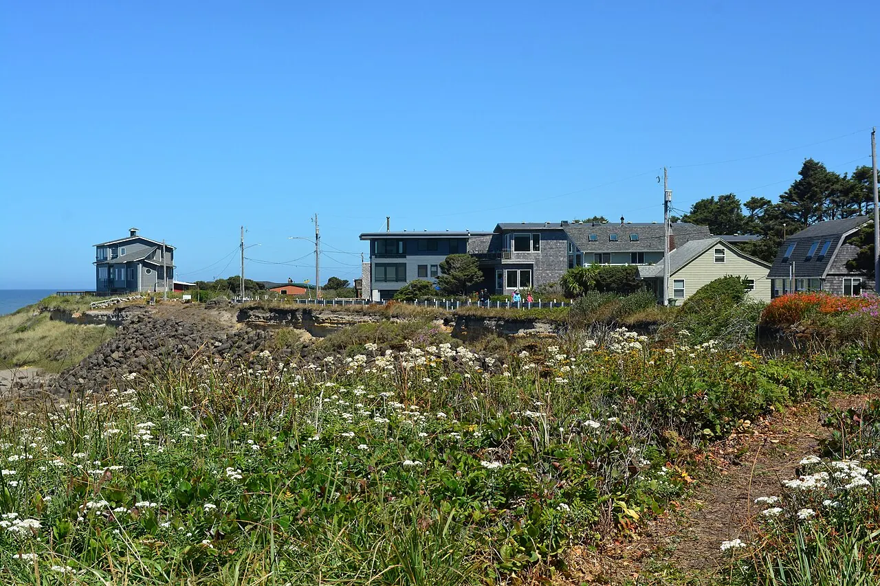 Yachats – Yachats, Oregon: Houses on shore near downtown Yachats, Oregon 01
