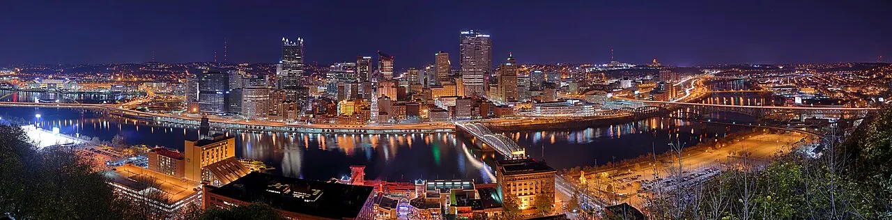 Pittsburgh – Pittsburgh, Pennsylvania: Pittsburgh skyline panorama at night