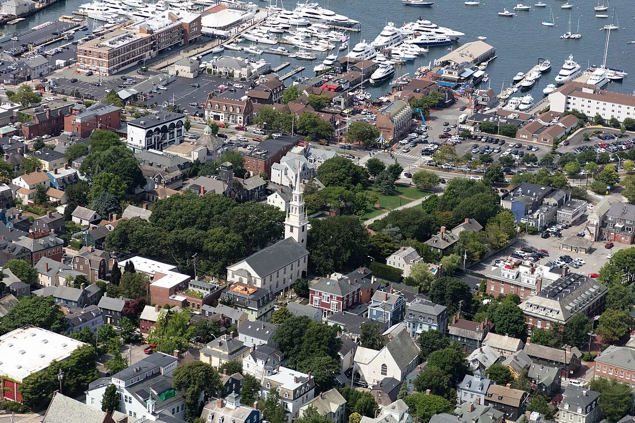 Newport – Newport, Rhode Island: Aerial view of Newport on Aquidneck Island in the U.S. state of Rhode Island, with a focus on downtown and the harbor