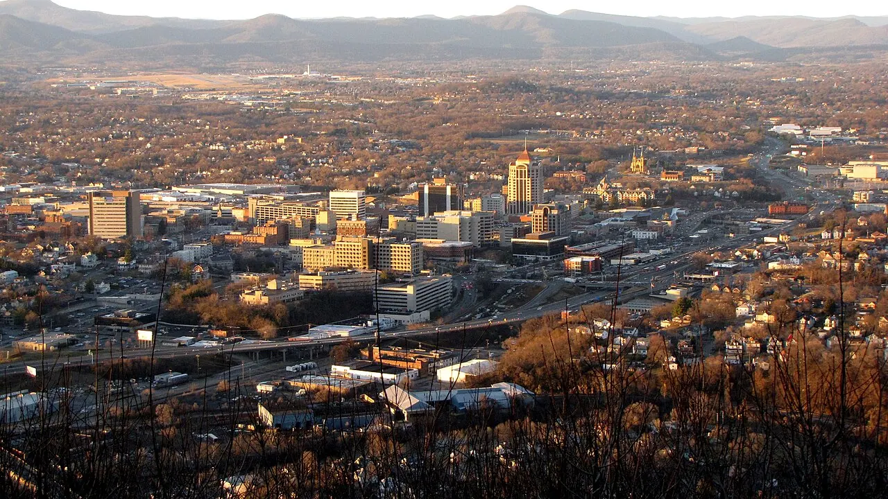 Roanoke – Roanoke, Virginia: Roanoke, Virginia viewed from Mill Mountain