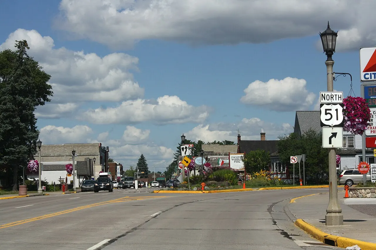 Minocqua – Minocqua, Wisconsin: Minocqua Wisconsin Entering Downtown US51